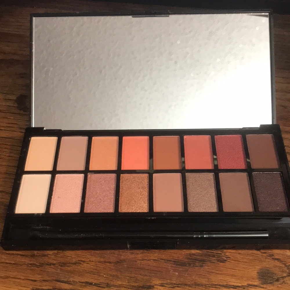 Revolution Trials vs Neutrals Eyeshadow Palette